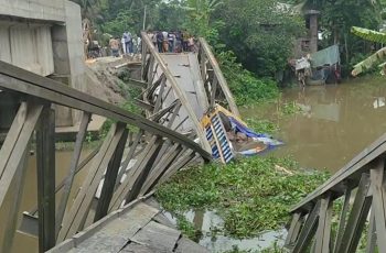 পিরোজপুরে বেইলিব্রিজ ধসে সড়ক যোগাযোগ বিচ্ছিন্ন