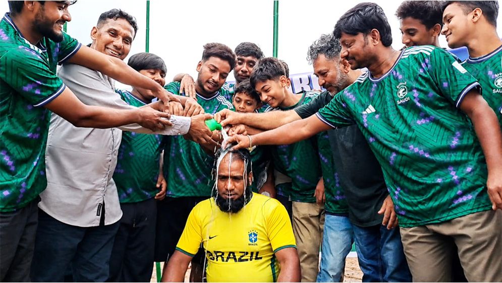 আখাউড়ায় দুধ দিয়ে গোসল করে সৌদি ফুটবল দলের সমর্থক হলেন মিন্টু মিয়া