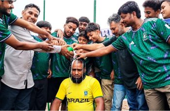 আখাউড়ায় দুধ দিয়ে গোসল করে সৌদি ফুটবল দলের সমর্থক হলেন মিন্টু মিয়া