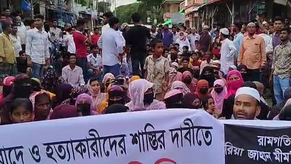লক্ষ্মীপুরে গৃহবধূ হত্যার অভিযোগে থানার সামনে বিক্ষোভ