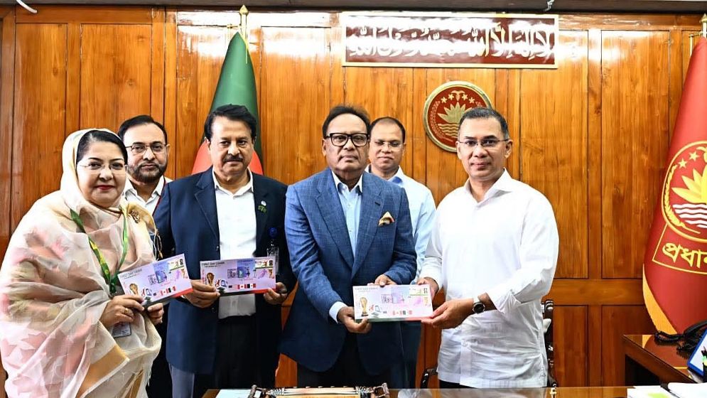 বিশ্বকাপ ফুটবল উপলক্ষে ১০ টাকা মূল্যমানের স্মারক ডাকটিকিট উন্মোচন