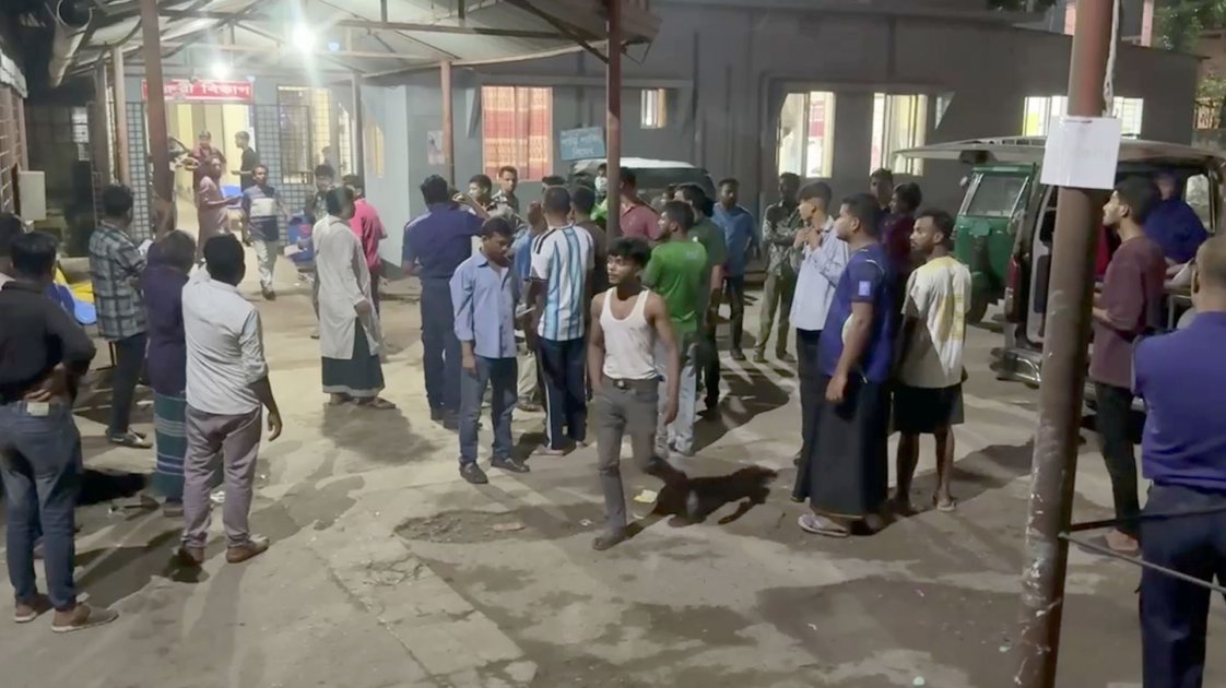 ফেনীতে ট্রাকের পেছনে কাভার্ড ভ্যানের ধাক্কায় নিহত ২, আহত ৮
