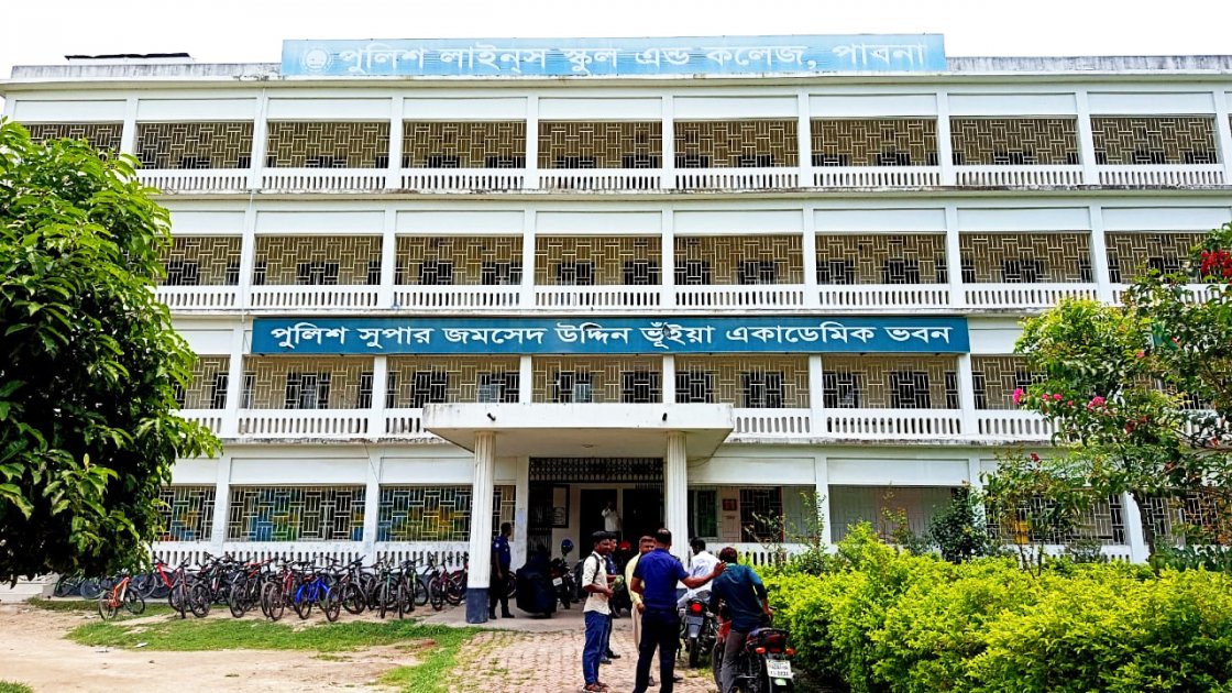 পাবনায় ক্লাস চলাকালে ফ্যান পড়ে আহত হল শিশু শিক্ষার্থী