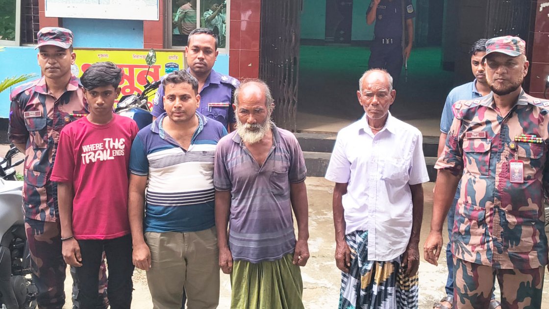 বিজিবির সহায়তায় সীমান্তে আটকে পড়া বৃদ্ধকে পরিবারের কাছে হস্তান্তর
