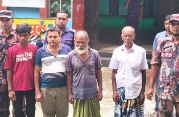 বিজিবির সহায়তায় সীমান্তে আটকে পড়া বৃদ্ধকে পরিবারের কাছে হস্তান্তর