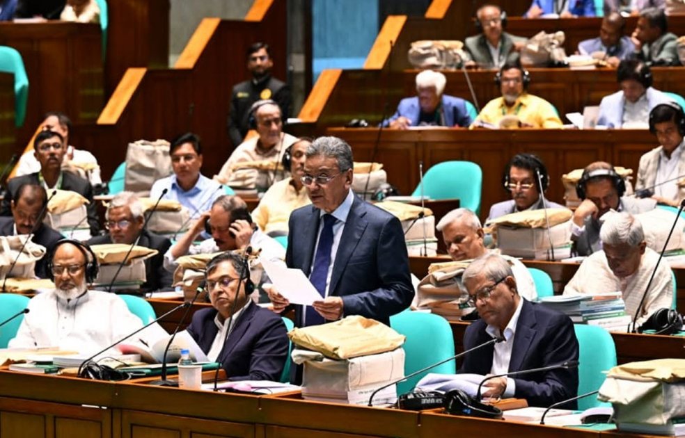 বাংলা-ইংরেজির পাশাপাশি তৃতীয় ভাষা শিক্ষা বাধ্যতামূলক হবে