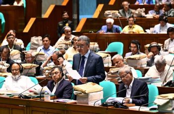 বাংলা-ইংরেজির পাশাপাশি তৃতীয় ভাষা শিক্ষা বাধ্যতামূলক হবে