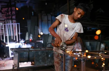 বিশ্বে শিশুশ্রম: ১৭ জনের মধ্যে ১ জন শিশু কাজ করছে