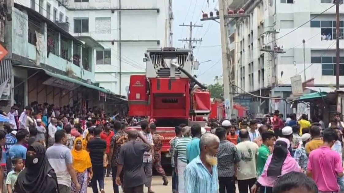 গাজীপুরে পোশাক কারখানায় অগ্নিকাণ্ড, আগুন নিয়ন্ত্রণে ৬ ইউনিটের প্রচেষ্টা