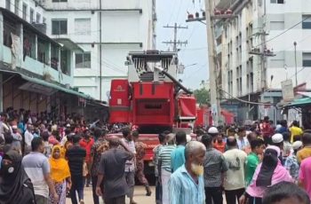 গাজীপুরে পোশাক কারখানায় অগ্নিকাণ্ড, আগুন নিয়ন্ত্রণে ৬ ইউনিটের প্রচেষ্টা