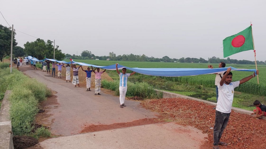 পাবনায় তৈরি হলো ২০২২ ফুট দৈর্ঘ্যের আর্জেন্টিনার পতাকা