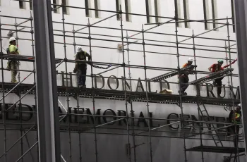 ট্রাম্পের নাম কেড়ে নেওয়া হলো কেনেডি সেন্টার থেকে