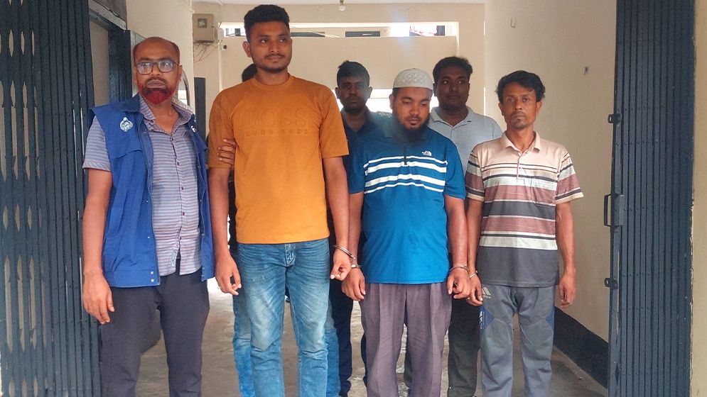 ঝিনাইদহে ৫টি চোরাই মোটরসাইকেল উদ্ধার, ৩ জন আটক