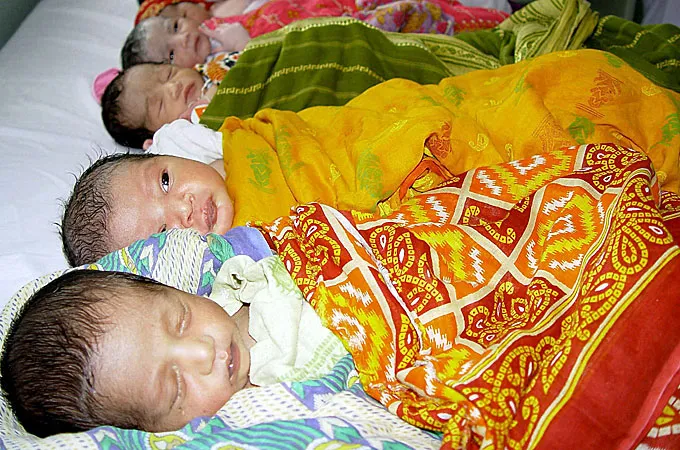 ভারতে সন্তান জন্মের হার কমছে: পেশা ও আর্থিক চাপের প্রভাব