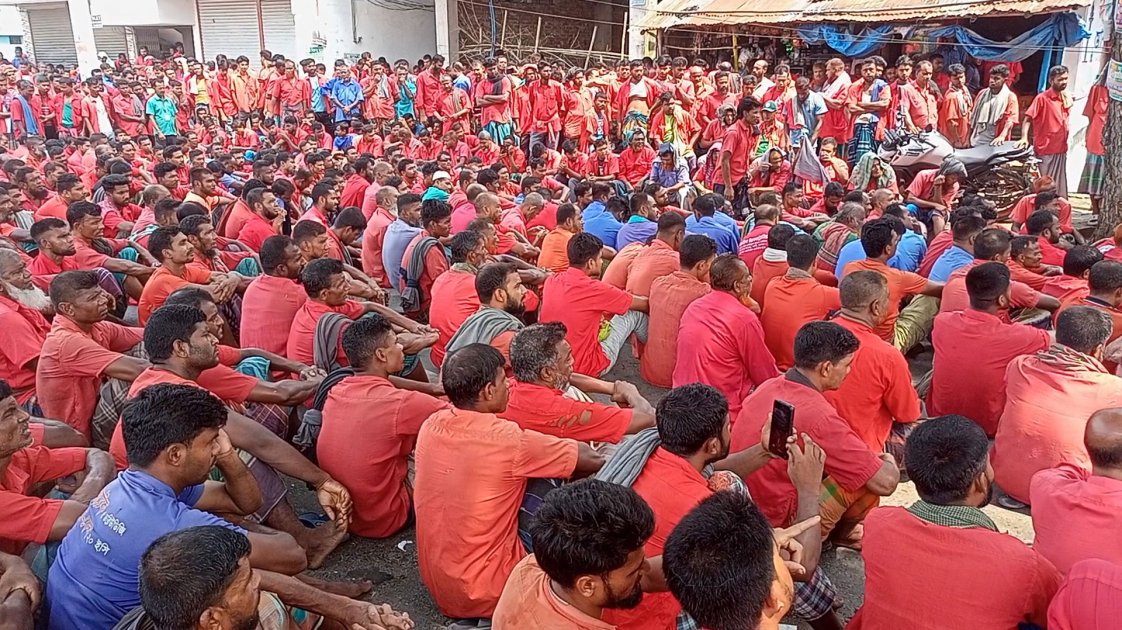 বেনাপোল বন্দরে শ্রমিকদের অনির্দিষ্টকালীন কর্মবিরতি, আমদানি-রপ্তানি ব্যাহত