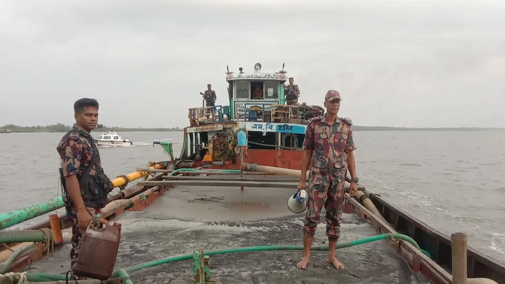 সুন্দরবনে অবৈধ বালু উত্তোলনকালে ৫ জন আটক