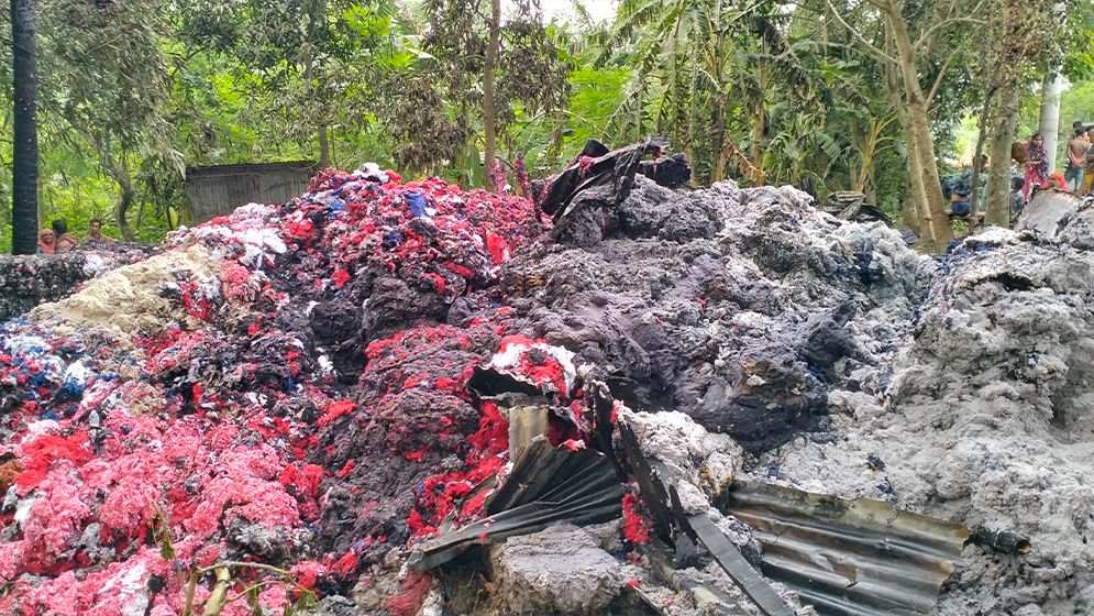 ঝিনাইদহে তুলার জাজিম কারখানায় ভয়াবহ অগ্নিকাণ্ড