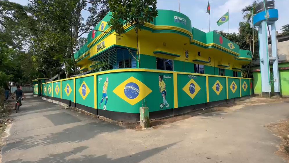 আখাউড়ায় 'ব্রাজিল বাড়ি' দর্শনার্থীদের আকৃষ্ট করছে