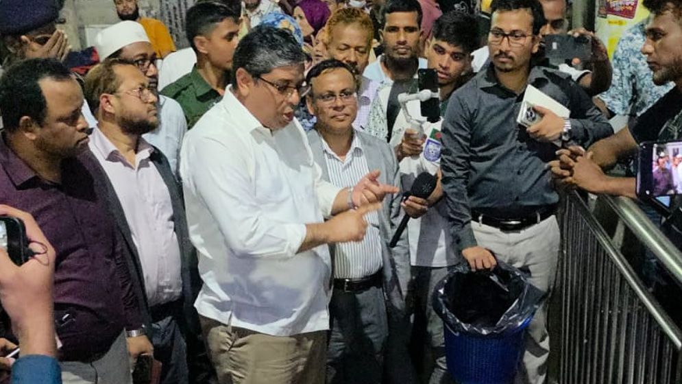 শাহবাগে এলজিআরডি প্রতিমন্ত্রীর অভিযান, ১০ ব্যবসায়ীকে জরিমানা
