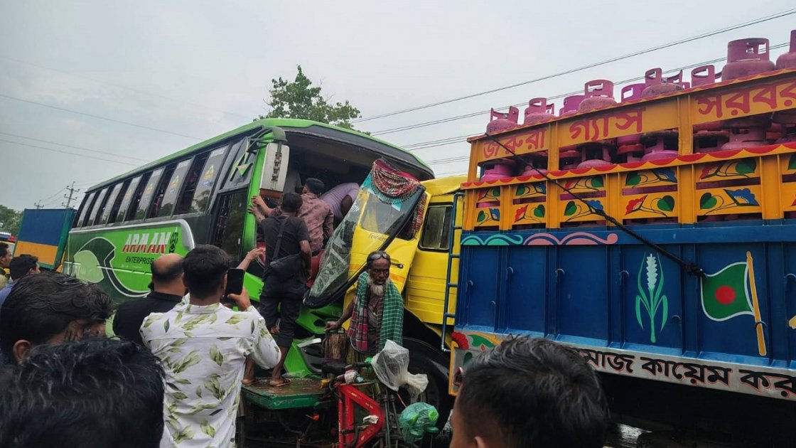 মোংলায় বাস-ট্রাকের সংঘর্ষে আহত ১৫, উদ্ধারকাজ চলছে