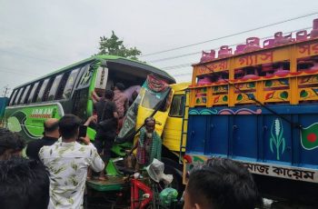 মোংলায় বাস-ট্রাকের সংঘর্ষে আহত ১৫, উদ্ধারকাজ চলছে