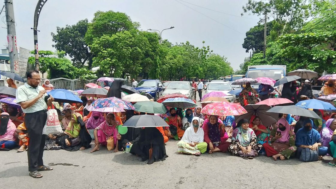 তেজগাঁওয়ে পোশাক শ্রমিকদের বকেয়া বেতনের দাবিতে সড়ক অবরোধ