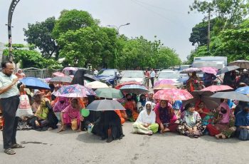 তেজগাঁওয়ে পোশাক শ্রমিকদের বকেয়া বেতনের দাবিতে সড়ক অবরোধ