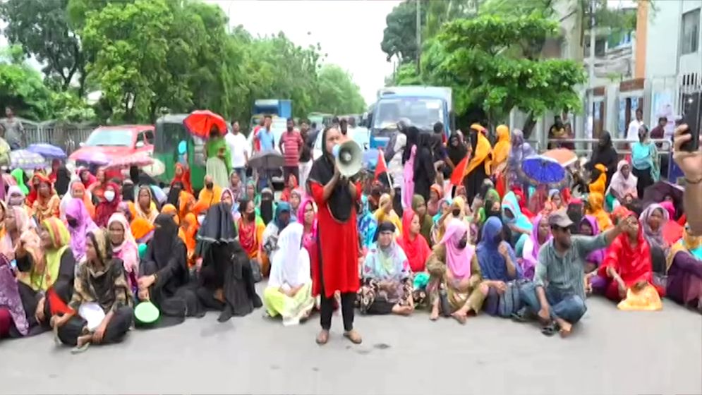 মহাখালী-তেজগাঁও সড়কে পোশাক শ্রমিকদের অবরোধ, নগরবাসী ভোগান্তিতে