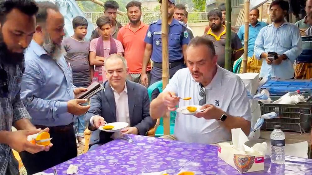 রাজশাহীর আমে মুগ্ধ মার্কিন রাষ্ট্রদূত ব্রেন্ট টি. ক্রিস্টেনসেন