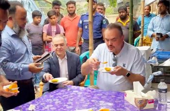 রাজশাহীর আমে মুগ্ধ মার্কিন রাষ্ট্রদূত ব্রেন্ট টি. ক্রিস্টেনসেন
