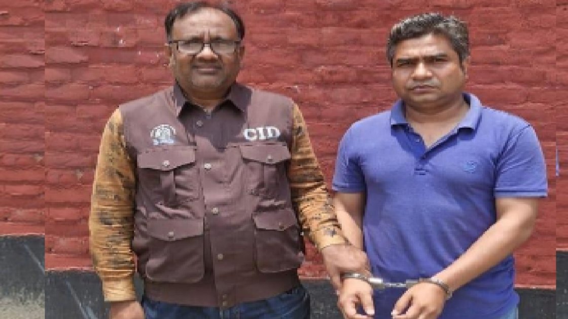 জাল ভিসায় মানবপাচারের অভিযোগে বিমান কর্মকর্তার গ্রেপ্তার