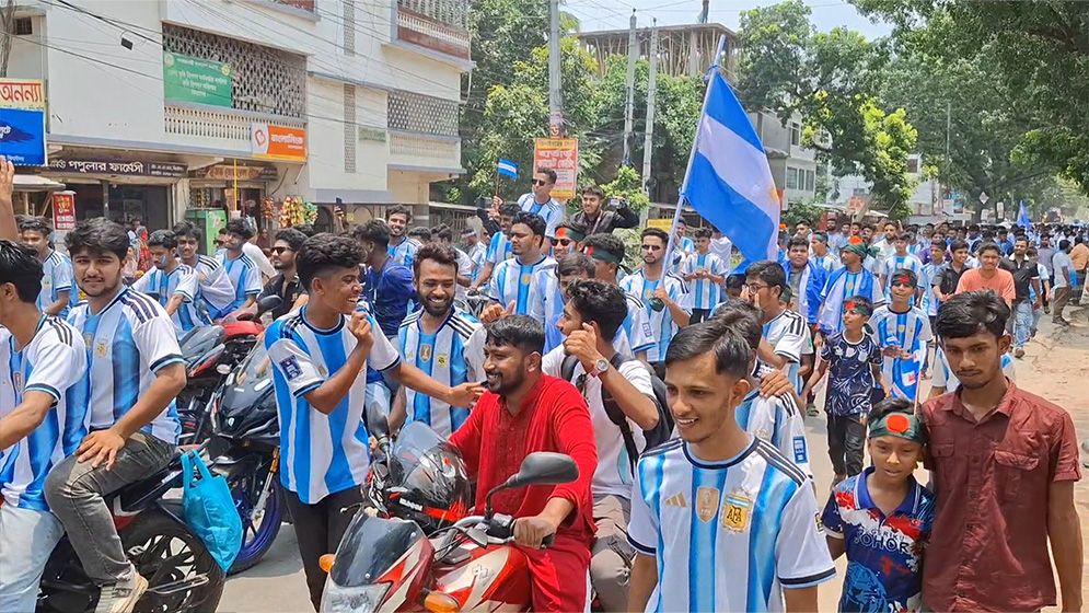 ঝিনাইদহে আর্জেন্টিনা সমর্থকদের বর্ণাঢ্য শোভাযাত্রা অনুষ্ঠিত