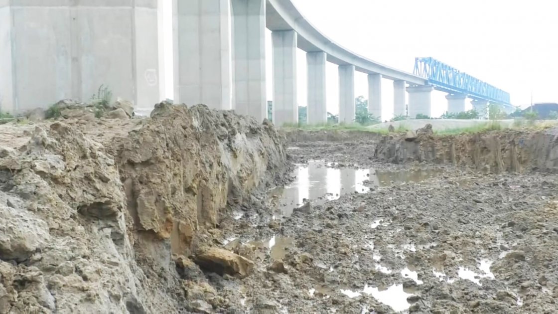 পদ্মা সেতুর রেললাইনের পিলারের নিচে মাটি কাটার অভিযোগ
