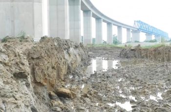 পদ্মা সেতুর রেললাইনের পিলারের নিচে মাটি কাটার অভিযোগ