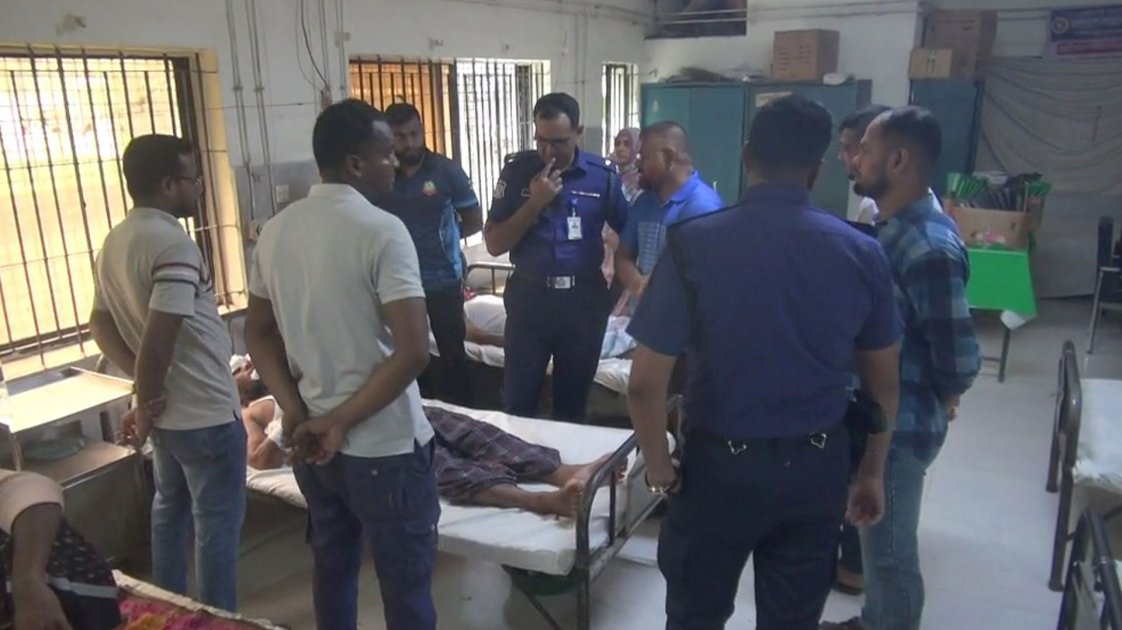 নাটোরে ট্রাকের ধাক্কায় পুলিশের পিকআপ উল্টে ৪ সদস্য আহত