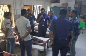 নাটোরে ট্রাকের ধাক্কায় পুলিশের পিকআপ উল্টে ৪ সদস্য আহত