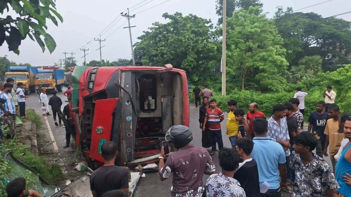 কুমিল্লায় বিআরটিসি বাস উল্টে আহত ১০ যাত্রী