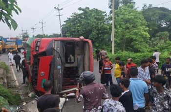 কুমিল্লায় বিআরটিসি বাস উল্টে আহত ১০ যাত্রী