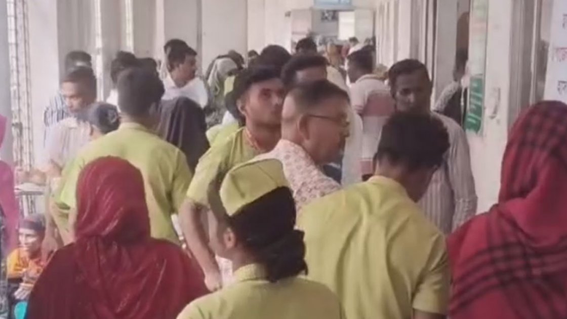 গাজীপুরে পোশাক কারখানার পানির কারণে শতাধিক শ্রমিক অসুস্থ