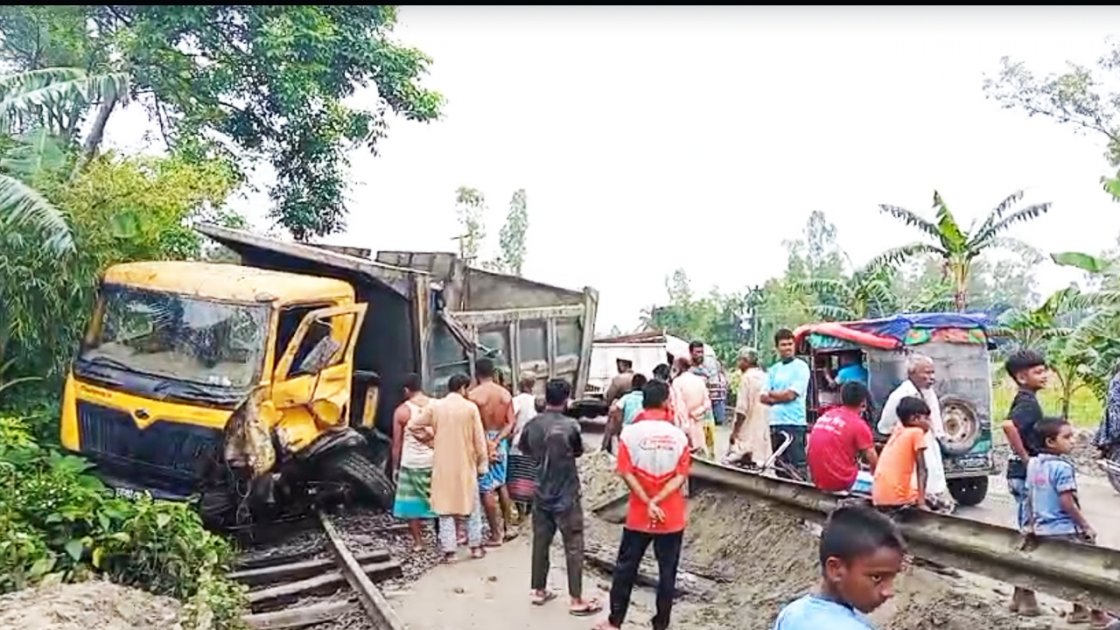 কুড়িগ্রামে রেললাইনে বালু ভর্তি ট্রাক উল্টে ট্রেন চলাচল বন্ধ
