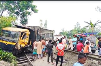 কুড়িগ্রামে রেললাইনে বালু ভর্তি ট্রাক উল্টে ট্রেন চলাচল বন্ধ