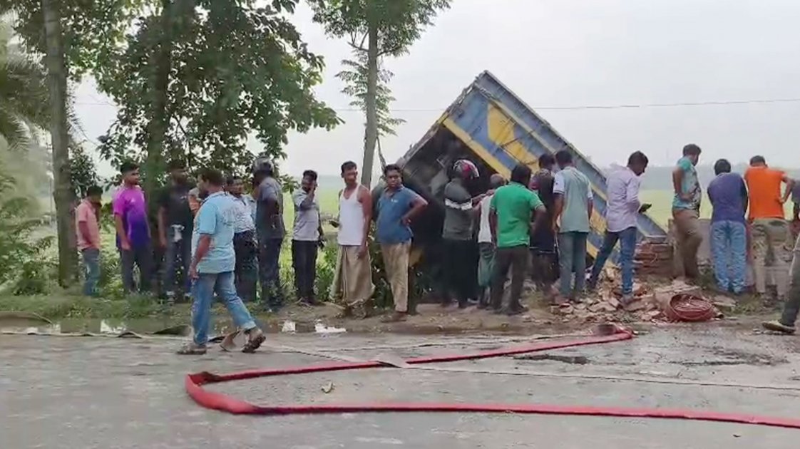 কুষ্টিয়ায় ট্রাক উল্টে চালকসহ নিহত ২