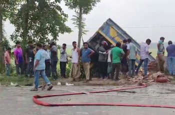 কুষ্টিয়ায় ট্রাক উল্টে চালকসহ নিহত ২