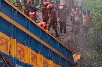কুষ্টিয়ায় পাথর বোঝাই ট্রাক উল্টে চালক ও হেলপারের মৃত্যু
