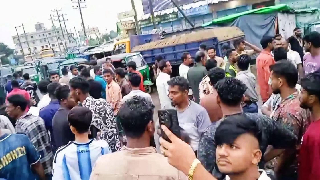 হবিগঞ্জে ট্রাকচাপায় অটোরিকশা চালক নিহত, শ্রমিকদের প্রতিবাদে সড়ক অবরোধ