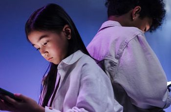 আরব আমিরাতে ১৫ বছরের নিচে শিশুদের জন্য সোশ্যাল মিডিয়া নিষিদ্ধ