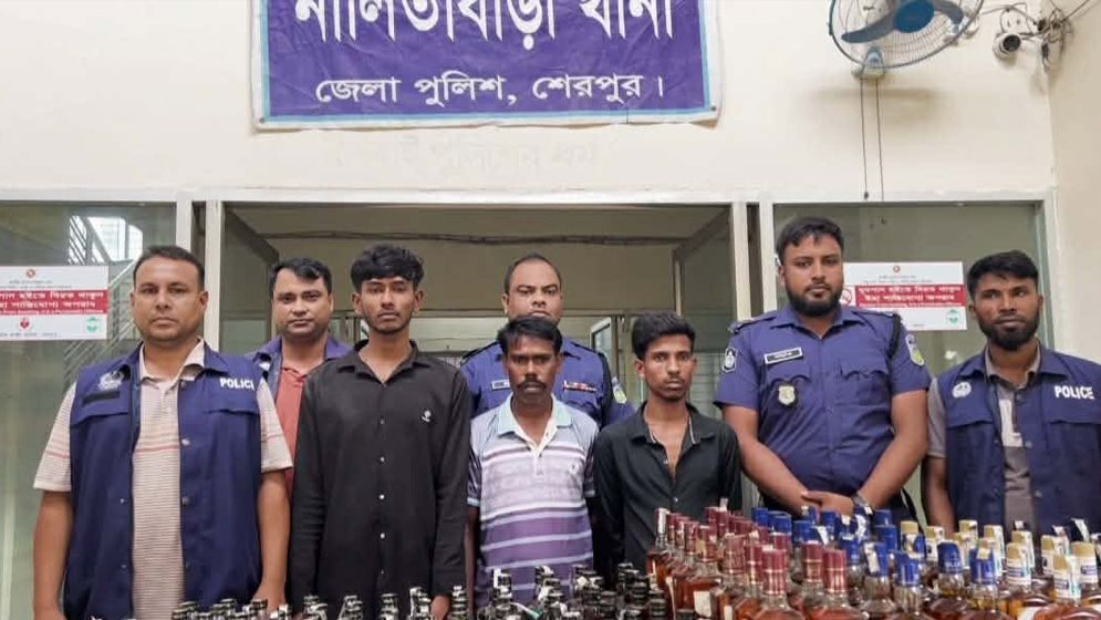 শেরপুরে ২৭৩ বোতল ভারতীয় মদসহ ৩ জন গ্রেফতার