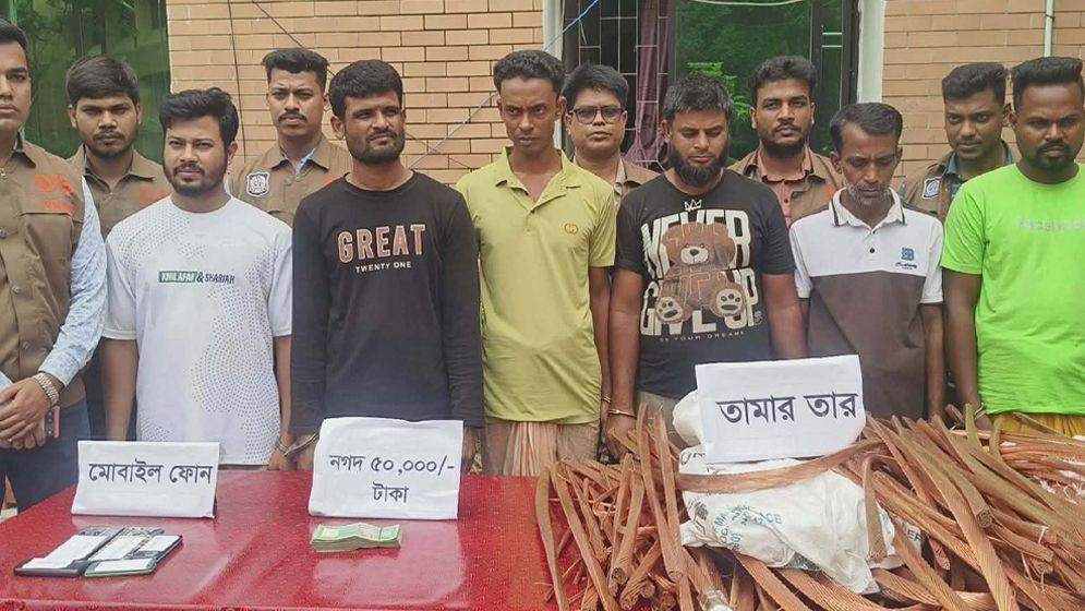 নাটোরে ডাকাতির ঘটনায় ৬ জন গ্রেফতার, মালামাল জব্দ