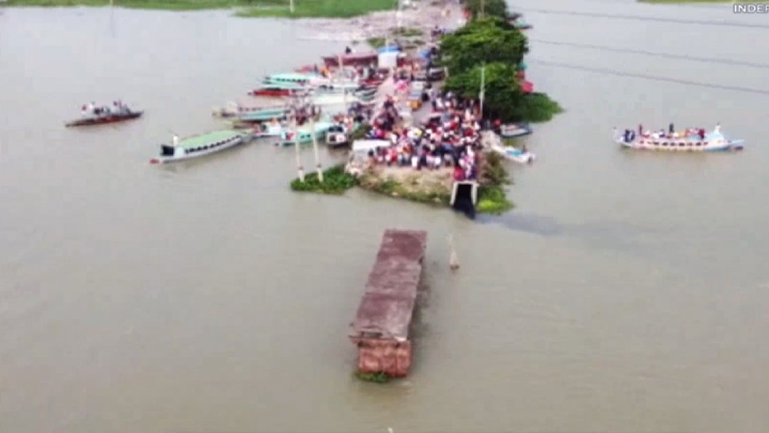 গাজীপুরে তুরাগ নদে সেতুর অভাবে দুর্ভোগের চিত্র