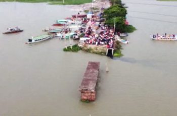 গাজীপুরে তুরাগ নদে সেতুর অভাবে দুর্ভোগের চিত্র
